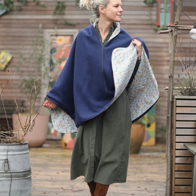 Quintessence - Cape midi Eugénie - laine bouillie bleu indigo / fleurs de printemps