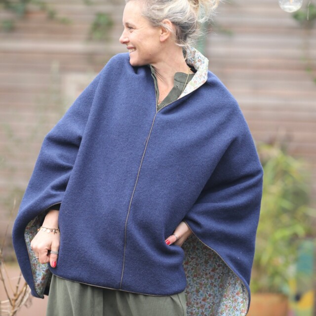 Quintessence - Cape midi Eugénie - laine bouillie bleu indigo / fleurs de printemps