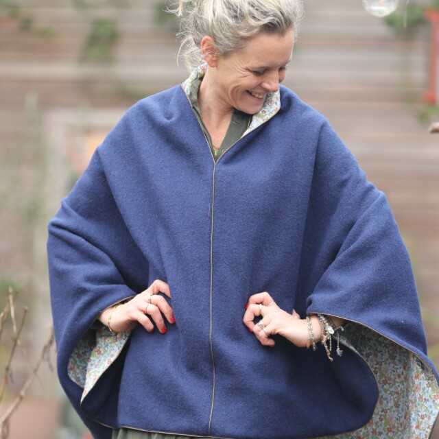 Quintessence - Cape midi Eugénie - laine bouillie bleu indigo / fleurs de printemps