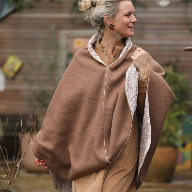 Quintessence - Cape midi Eugénie - laine bouillie camel / coton imprimé fleuri rosé