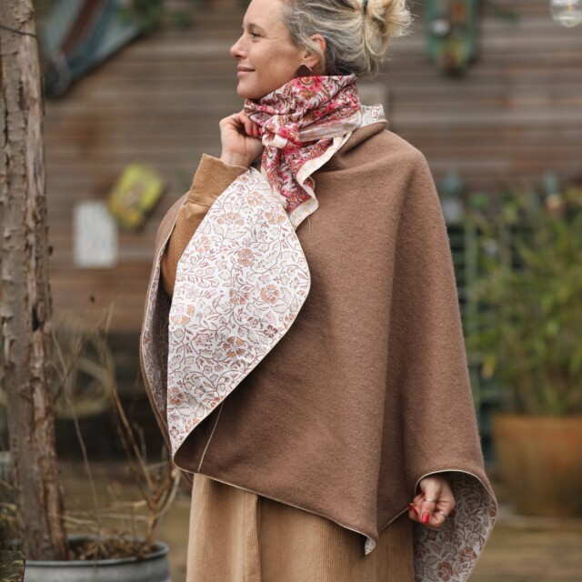 Quintessence - Cape midi Eugénie - laine bouillie camel / coton imprimé fleuri rosé