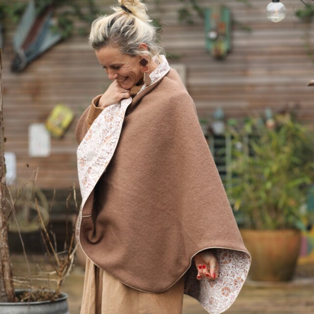 Quintessence - Cape midi Eugénie - laine bouillie camel / coton imprimé fleuri rosé