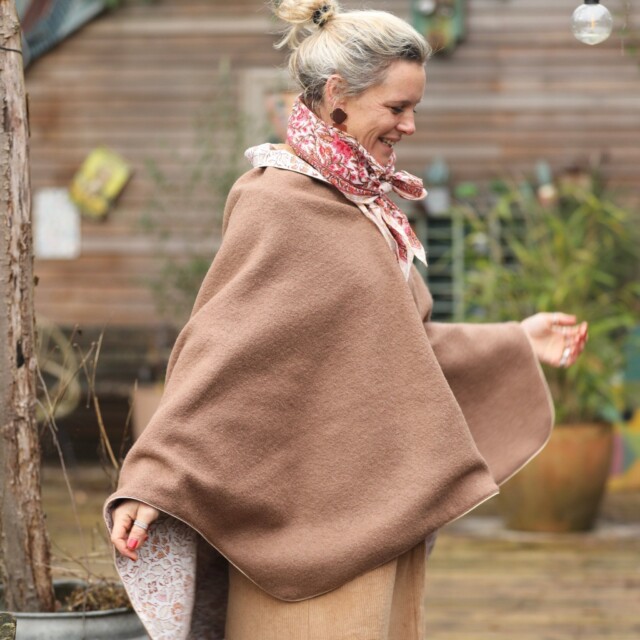 Quintessence - Cape midi Eugénie - laine bouillie camel / coton imprimé fleuri rosé