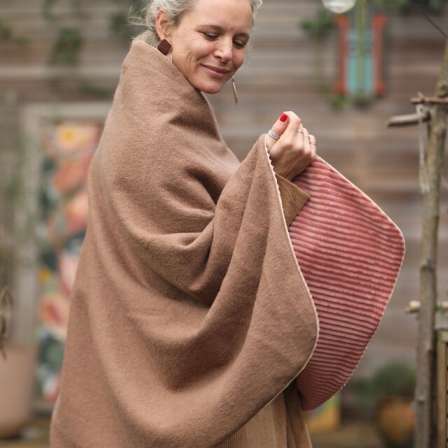 Quintessence - Cape midi Eugénie - laine bouillie camel / velours grosse côtes bois de rose