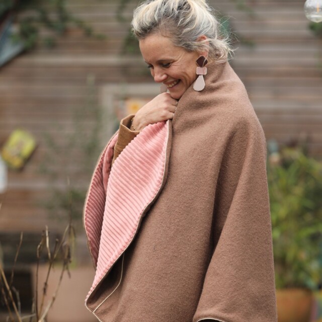 Quintessence - Cape midi Eugénie - laine bouillie camel / velours grosse côtes bois de rose