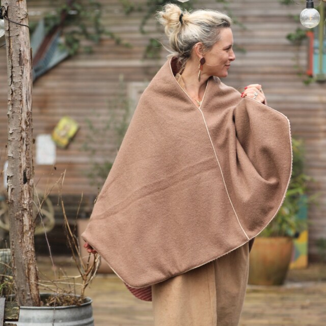 Quintessence - Cape midi Eugénie - laine bouillie camel / velours grosse côtes bois de rose