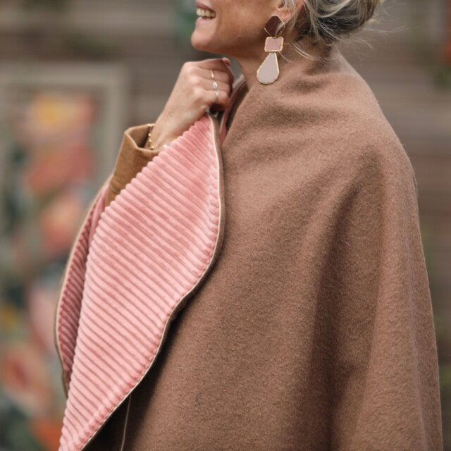 Quintessence - Cape midi Eugénie - laine bouillie camel / velours grosse côtes bois de rose