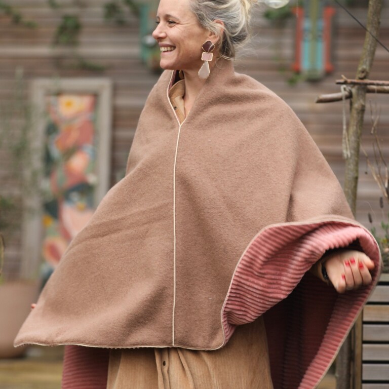 cape midi eugenie laine bouillie camel velours grosse cotes bois de rose 627941 Quintessence - Cape midi Eugénie - laine bouillie camel / velours grosse côtes bois de rose