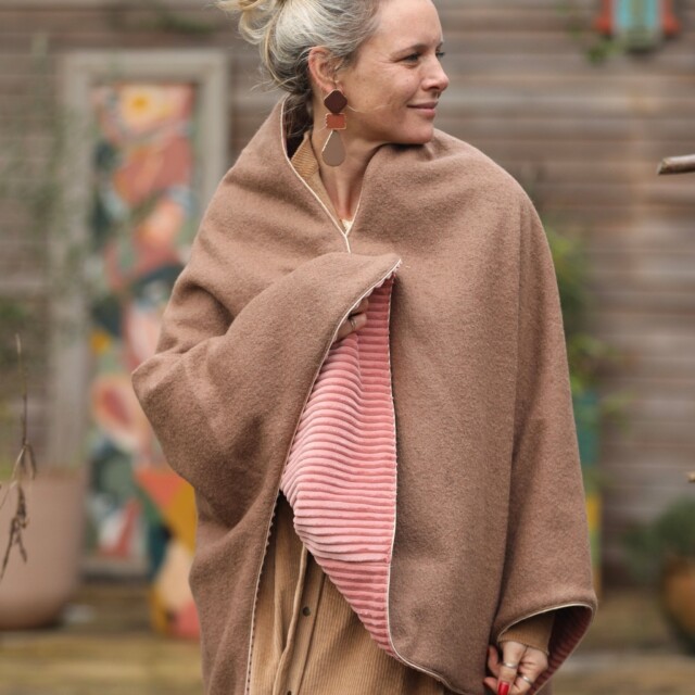 Quintessence - Cape midi Eugénie - laine bouillie camel / velours grosse côtes bois de rose