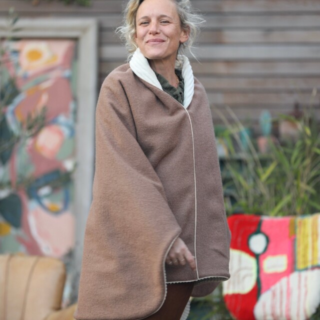 Quintessence - Cape midi Eugénie - laine bouillie camel / velours grosse côtes ivoire