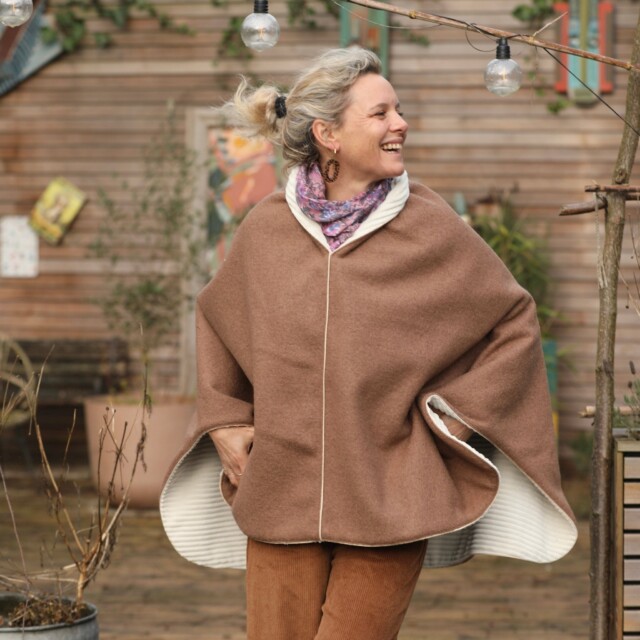 Quintessence - Cape midi Eugénie - laine bouillie camel / velours grosse côtes ivoire