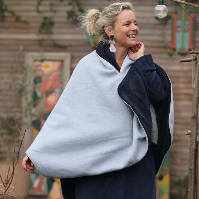 Quintessence - Cape midi Eugénie - laine bouillie ciel / doudou marine