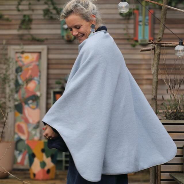 Quintessence - Cape midi Eugénie - laine bouillie ciel / doudou marine