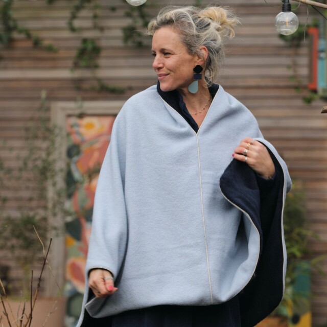 Quintessence - Cape midi Eugénie - laine bouillie ciel / doudou marine