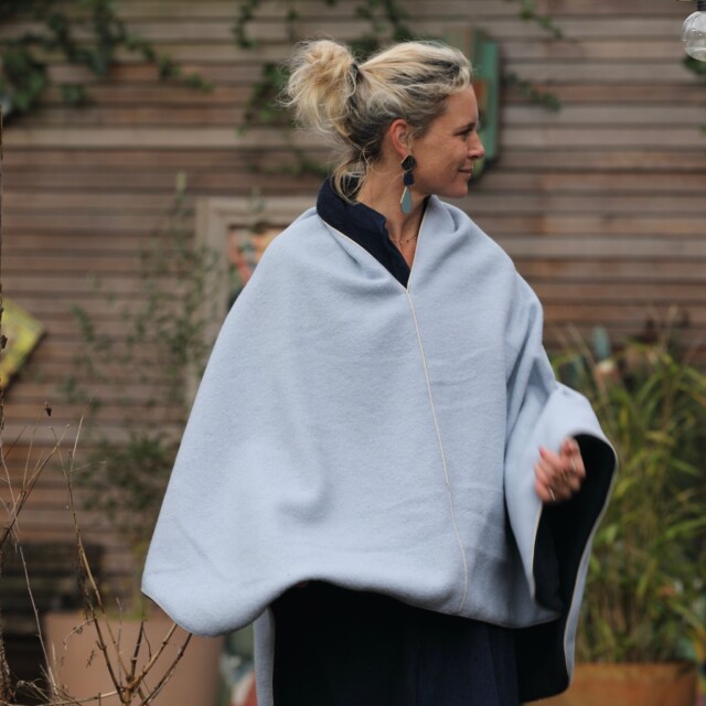 Quintessence - Cape midi Eugénie - laine bouillie ciel / doudou marine