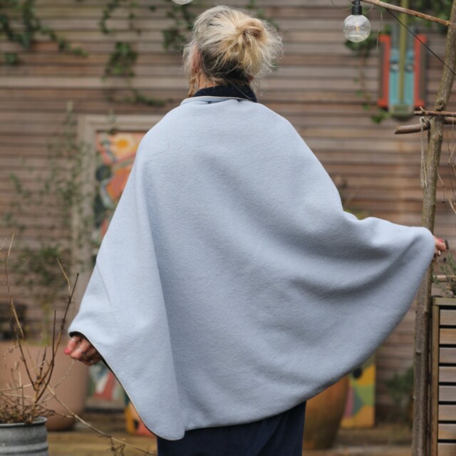 Quintessence - Cape midi Eugénie - laine bouillie ciel / doudou marine