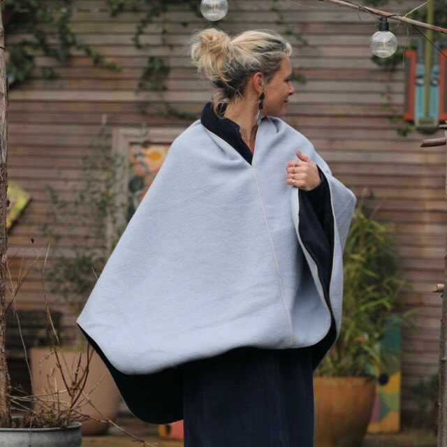 Quintessence - Cape midi Eugénie - laine bouillie ciel / doudou marine