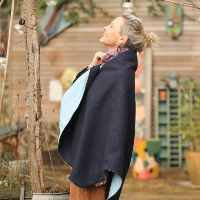 Quintessence - Cape midi Eugénie - laine bouillie marine/ jean clair