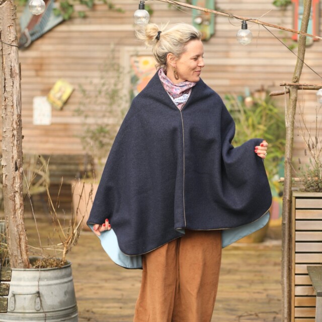 Quintessence - Cape midi Eugénie - laine bouillie marine/ jean clair