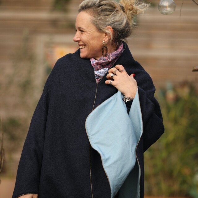 Quintessence - Cape midi Eugénie – laine bouillie marine/ jean clair