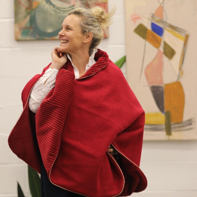 Cape midi Eugénie – laine / velours cotelé Rose rouge par la marque Quintessence Quintessence - Cape midi Eugénie – laine / velours cotelé Rose rouge