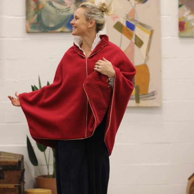 Quintessence - Cape midi Eugénie - laine / velours cotelé Rose rouge