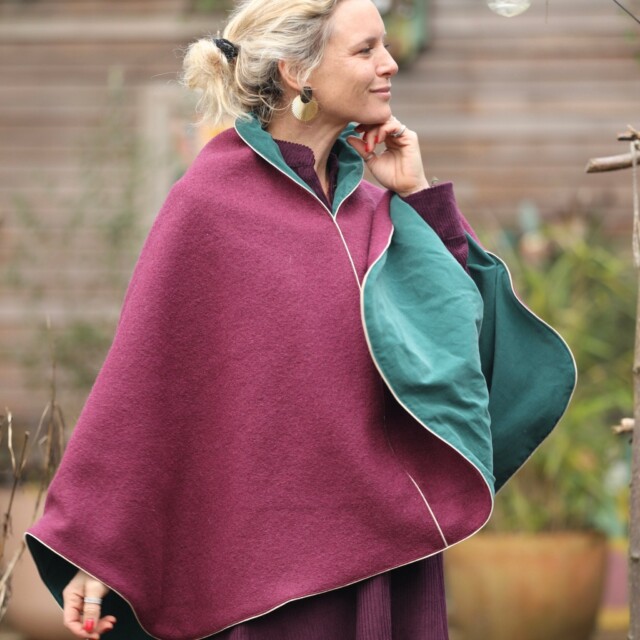 Cape midi – laine bouillie bougainvillier / velours milleraies émeraude par la marque Quintessence Quintessence - Cape midi – laine bouillie bougainvillier / velours milleraies émeraude