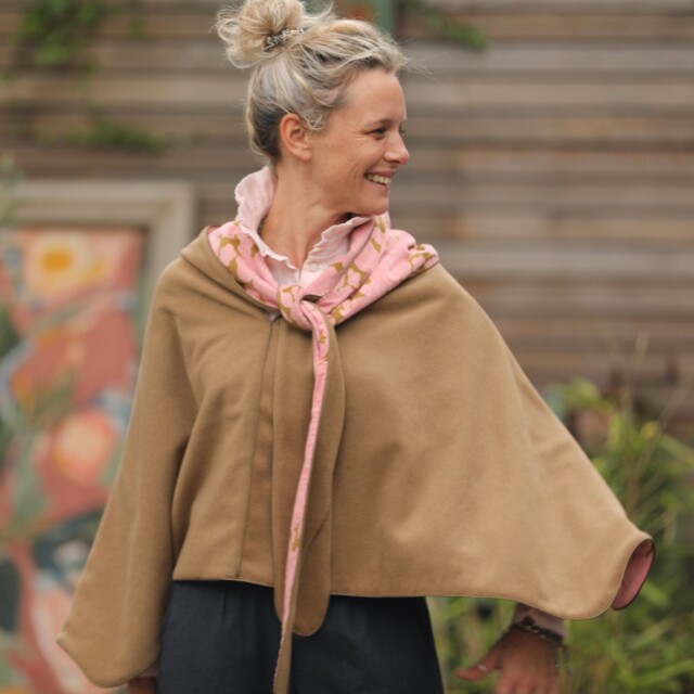 Quintessence - Capuche Rosalie - lainage camel/velours milleraies fleuri rose