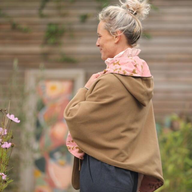 Quintessence - Capuche Rosalie - lainage camel/velours milleraies fleuri rose