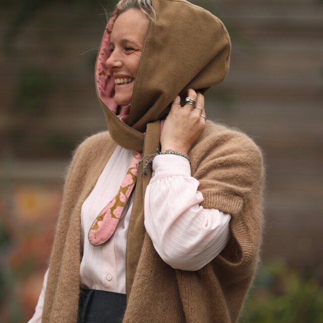 Quintessence - Capuche Rosalie - lainage camel/velours milleraies fleuri rose