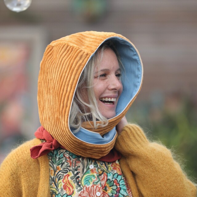 Quintessence - Capuche Rosalie – velours grosse côtes safran / jean de coton bleu