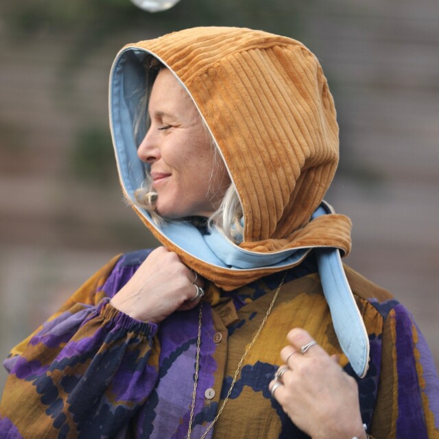 Quintessence - Capuche Rosalie - velours grosse côtes safran / jean de coton bleu