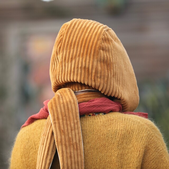 Quintessence - Capuche Rosalie - velours grosse côtes safran / jean de coton bleu