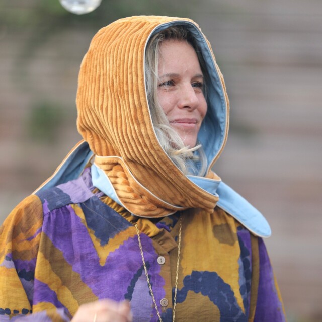 Quintessence - Capuche Rosalie - velours grosse côtes safran / jean de coton bleu