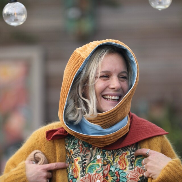 Quintessence - Capuche Rosalie - velours grosse côtes safran / jean de coton bleu