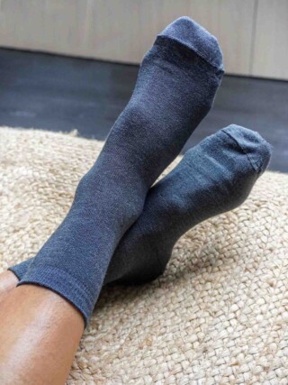 Les Chaussettes en Laine Mérinos & Soie Française – Grise par la marque Maison Tricolore Maison Tricolore - Les Chaussettes en Laine Mérinos & Soie Française – Grise