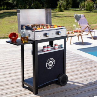 Le Marquier - Plancha inox LE MARQUIER Gaz Duo Edition : couvercle, chariot en acier noir, porte-épices et rideau inclus
