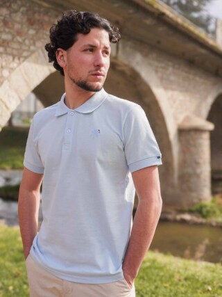 L’Indémodable Polo Fabriqué en France – Bleu Ciel par la marque Maison Tricolore Maison Tricolore - L’Indémodable Polo Fabriqué en France – Bleu Ciel