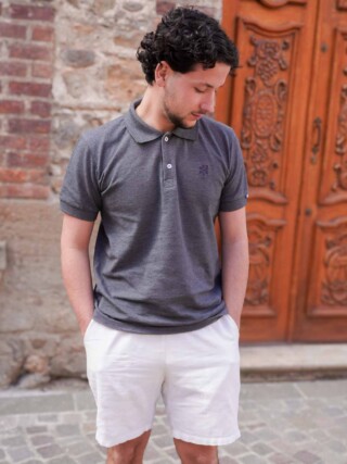 L’Indémodable Polo Fabriqué en France – Gris Foncé par la marque Maison Tricolore Maison Tricolore - L’Indémodable Polo Fabriqué en France – Gris Foncé