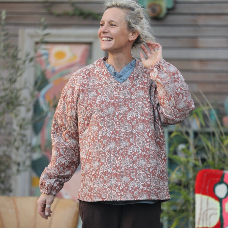 sweat gustave coton matelasse imprime chataignier envers fleuri rose 933907 Quintessence - Sweat Gustave - coton matelassé imprimé châtaignier / envers fleuri rosé