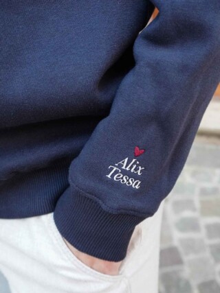 Le Sweat Classique Femme – Personnalisable Prénoms Enfants par la marque Maison Tricolore Maison Tricolore - Le Sweat Classique Femme – Personnalisable Prénoms Enfants