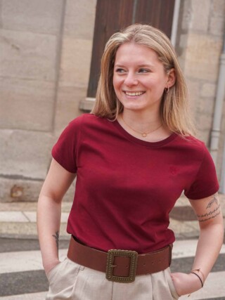 Le Véritable T-Shirt Français Femme – Bordeaux par la marque Maison Tricolore Maison Tricolore - Le Véritable T-Shirt Français Femme – Bordeaux