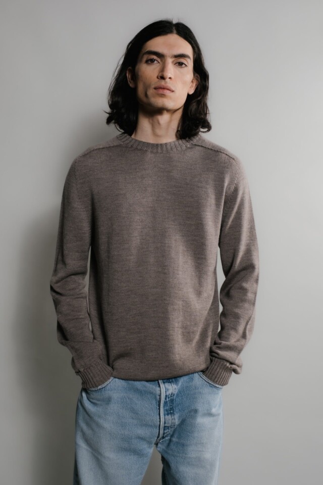 Pull Aris Col Rond – Taupe par la marque Nitto Knitwear Nitto Knitwear - Pull Aris Col Rond – Taupe