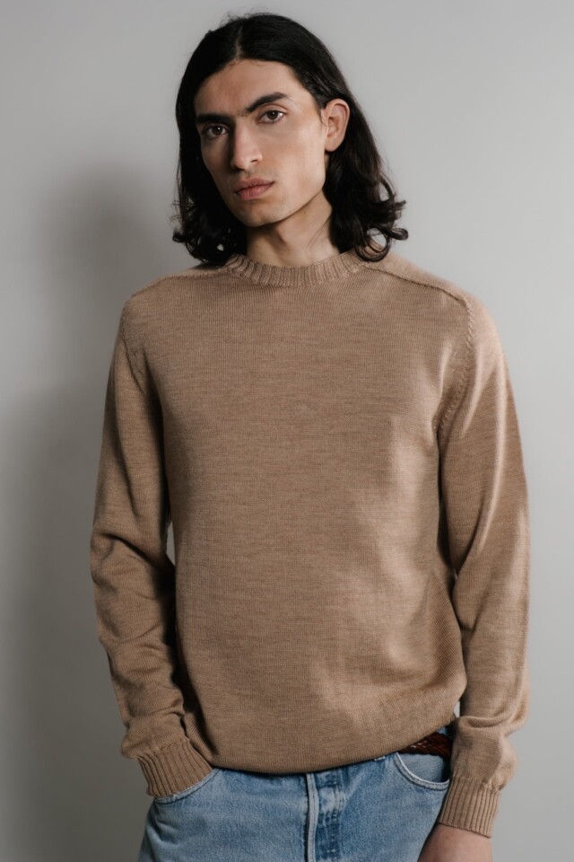 Pull Aris Col Rond – Camel par la marque Nitto Knitwear Nitto Knitwear - Pull Aris Col Rond – Camel