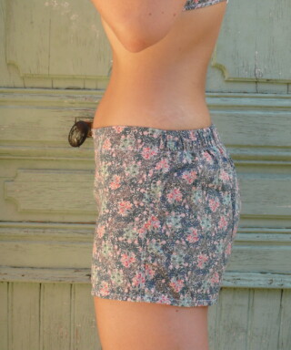 Shorty 100% coton made in France – Rose/vert foncé par la marque Fleurs Pois et Cie Fleurs Pois et Cie - Shorty 100% coton made in France – Rose/vert foncé