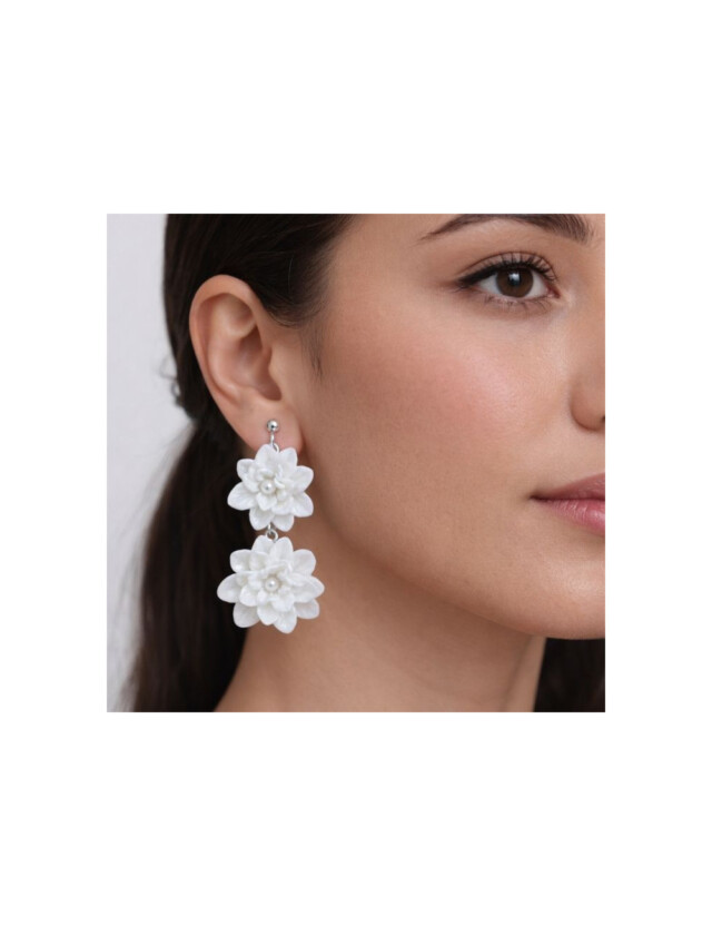 L’atelier de Patricia - boucles d’oreilles mariée- grappe de fleurs Blanc