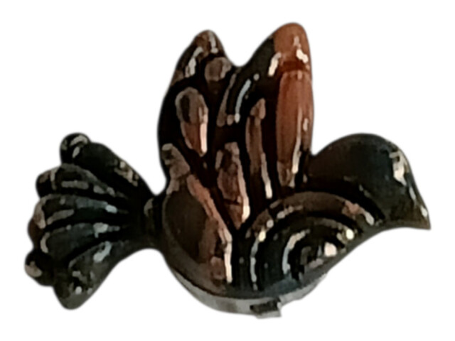 L'Atelier de Patricia - Cache bouton - colombe en vol Couleurs vert foncé