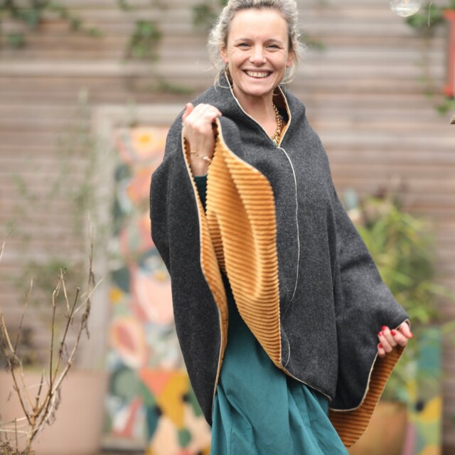 Quintessence - Cape midi Eugénie - laine bouillie gris anthracite / velours grosse côtes ocre