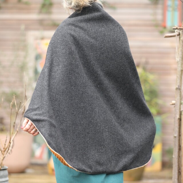 Quintessence - Cape midi Eugénie - laine bouillie gris anthracite / velours grosse côtes ocre