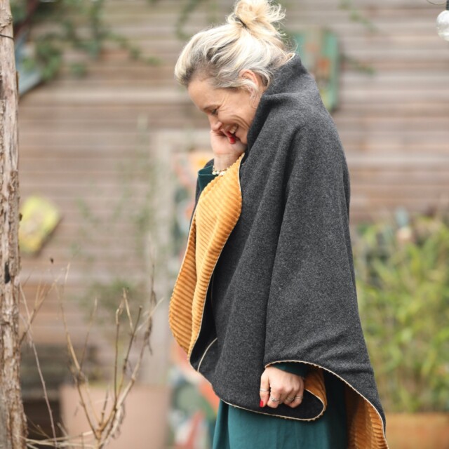 Quintessence - Cape midi Eugénie - laine bouillie gris anthracite / velours grosse côtes ocre